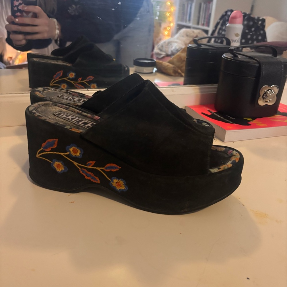 Skechers 90s/y2k era Black Embroidered Platform Sandals